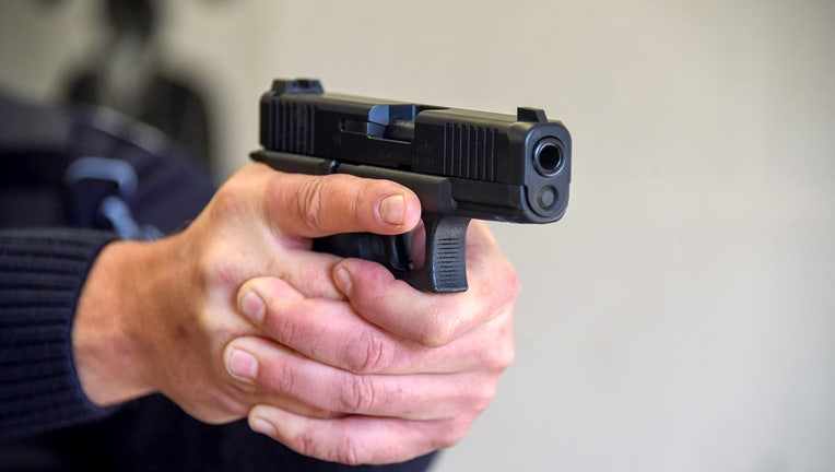 Photo: Policeman points a pistol at a shooting range