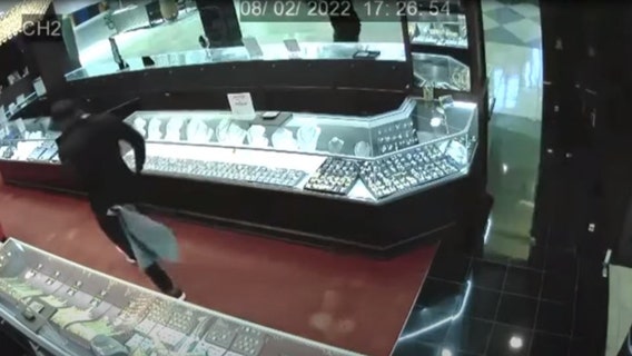 Watch: Suspects take off with $100,000 worth of high-end jewelry store merchandise
