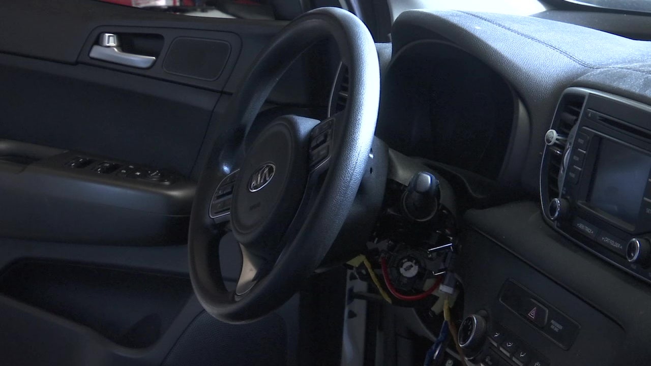 St. Pete police give free steering wheel locks for Kia, Hyundai owners after high number of car thefts