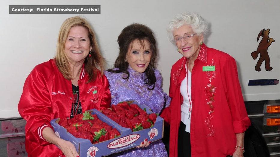 Loretta Lynn poses for a photo with two women at the Strawberry Festival.
