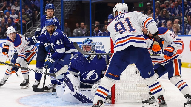 Kane cut on wrist by skate blade in Oilers' win vs Lightning