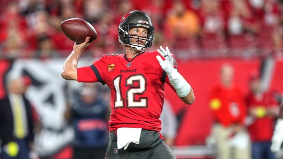 Tom Brady throws for 2 late TDs, Bucs beat Saints 17-16