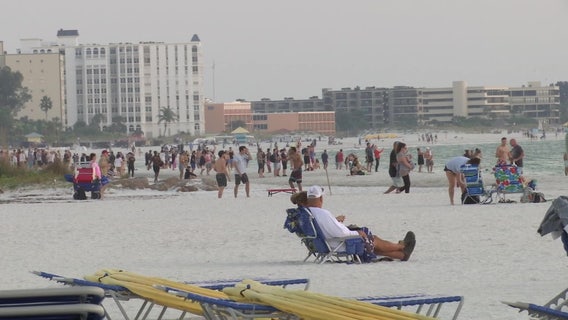 Red tide isn’t keeping tourists off Pinellas County beaches