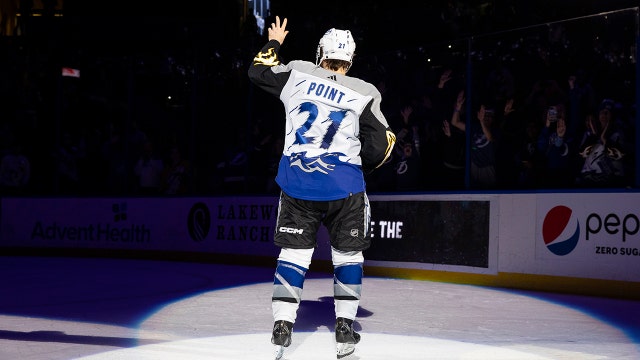 Point scores 2 goals, Lightning beat Predators 5-2