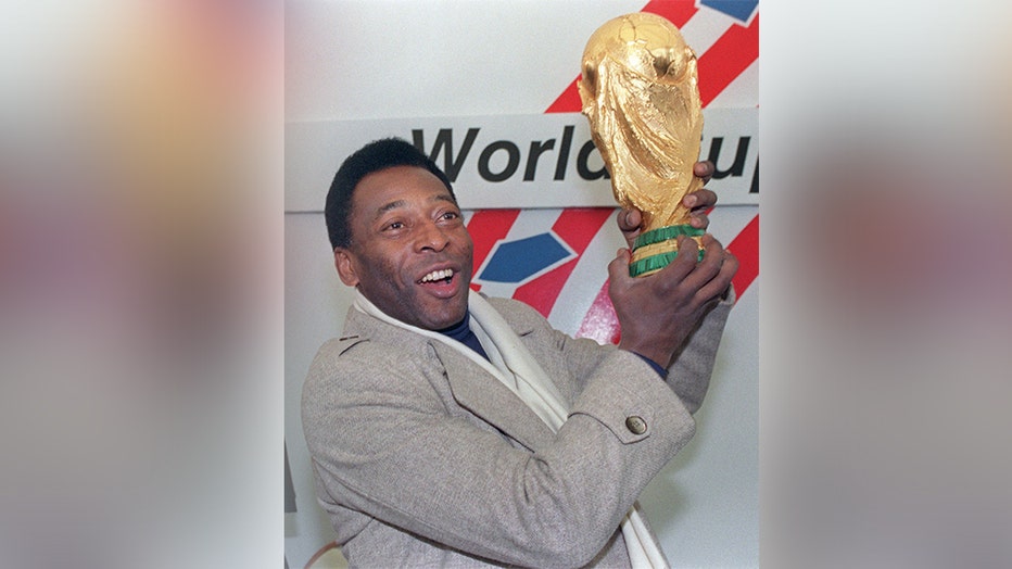 Pele-archive-holding-trophy.jpg