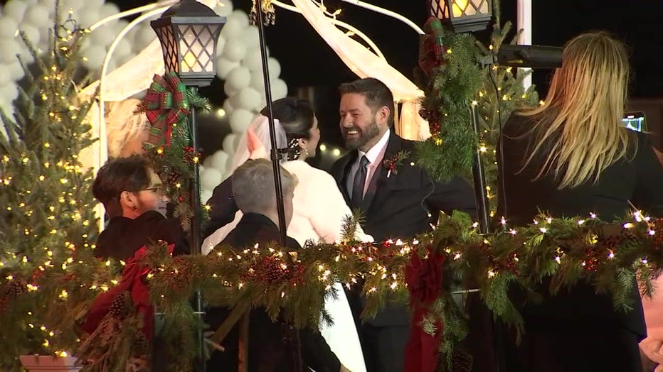 Couple gets married on float during Lakeland's Christmas parade FOX