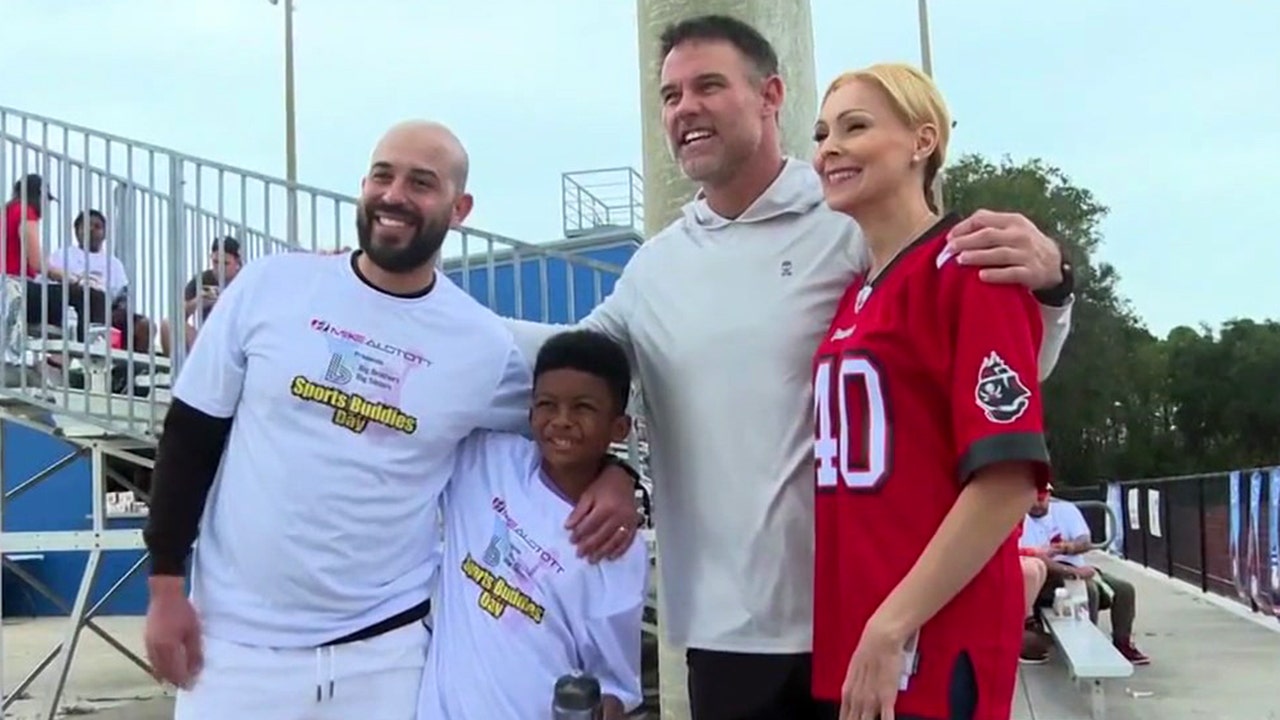 Mike Alstott Sports Buddies day gives kids time to train with the pros
