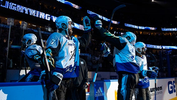 Hedman lifts Lightning over Bruins for 11th straight at home