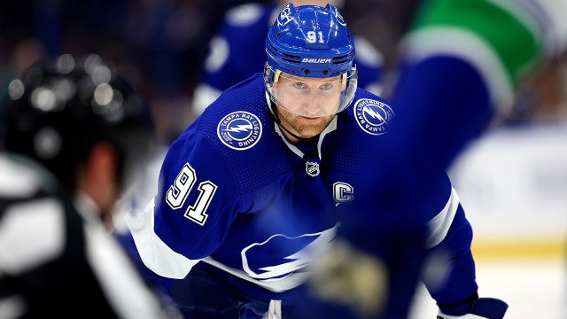 Stamkos gets 499th goal, Lightning beat Canucks 5-4