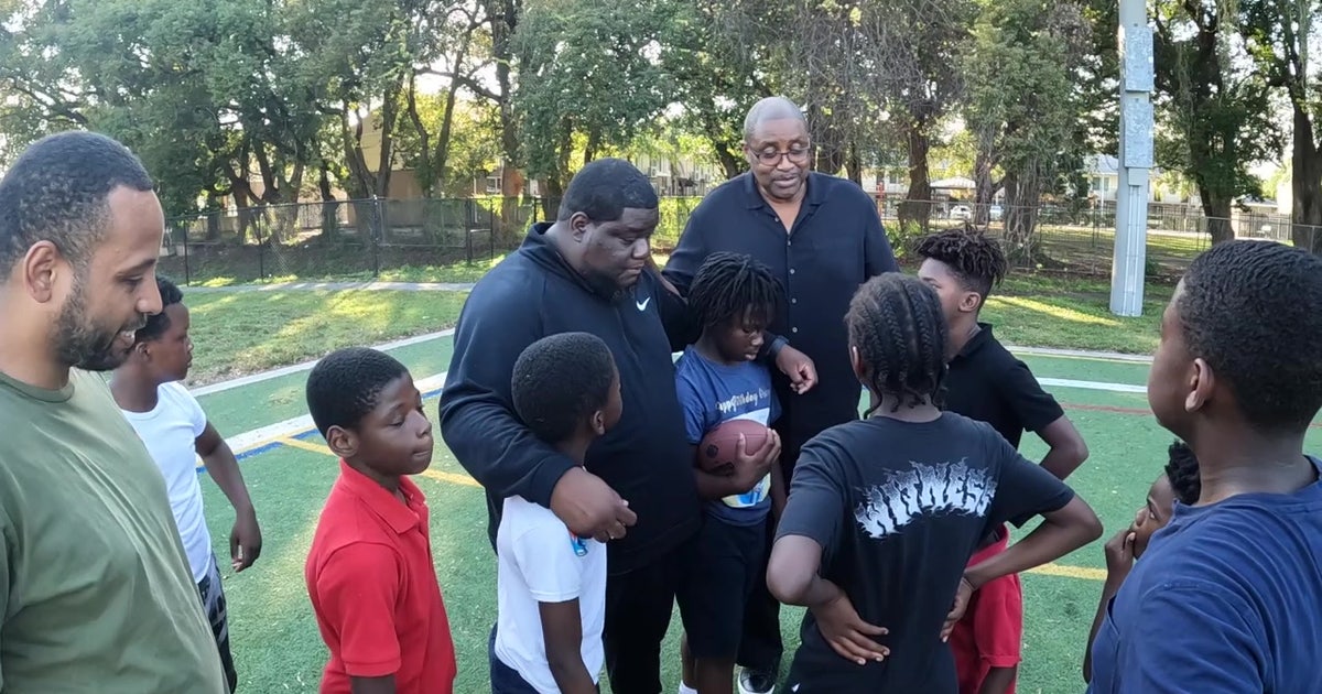 Former Buccaneer and Super Bowl-winning NFL player helps next ...