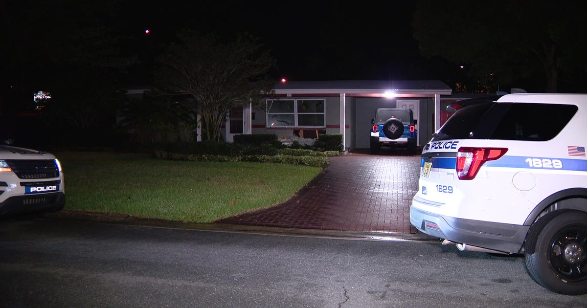 Driver crashes into St. Petersburg home and flees, police say | FOX 13 ...