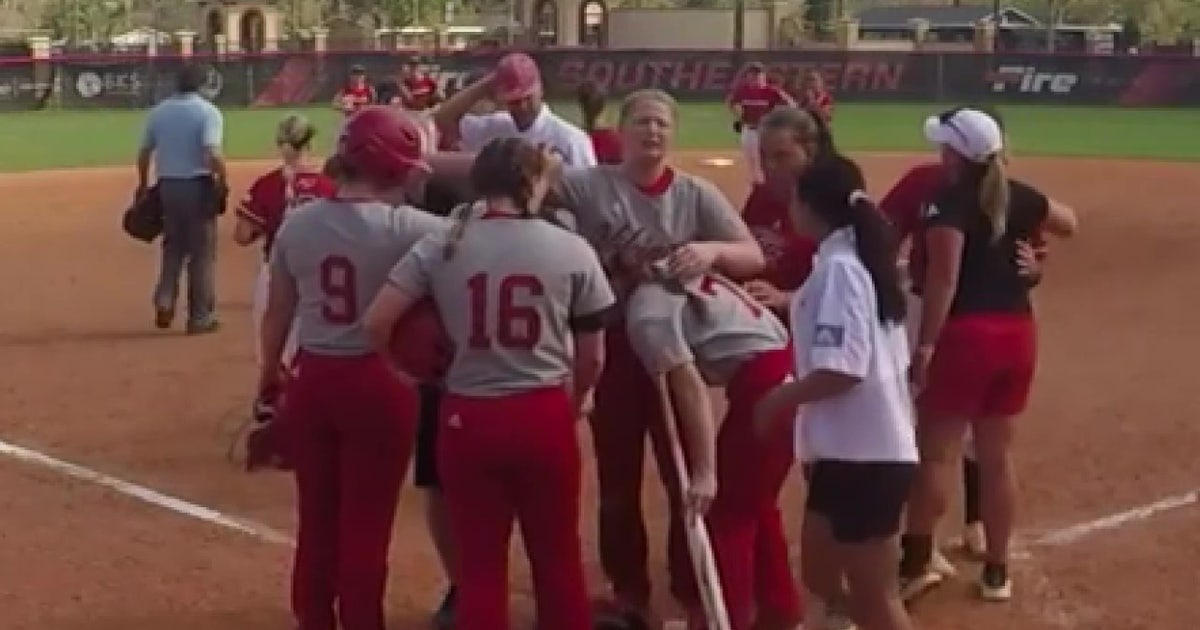 Southeastern softball teammates help opposing team's injured player get ...