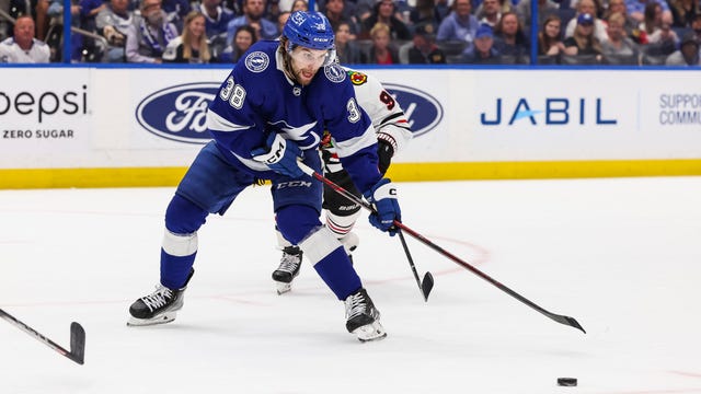 Lightning top Blackhawks 3-1; Stamkos suffers injury