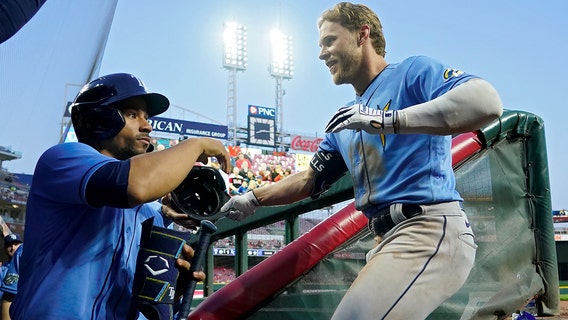 Walls hits two HRs, Bradley dazzles, Rays beat Reds 10-0