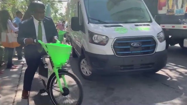 St. Pete mayor test drives new electric bike hitting city streets next week