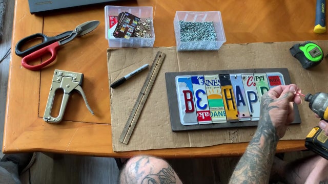 Lifelong artist creates thousands of pieces for beach-side business 'License Plate Stuff'