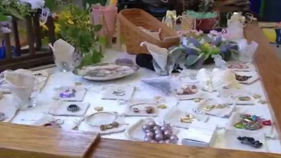 Tampa teacher holds free ‘mom store’ for students to have Mother’s Day gifts