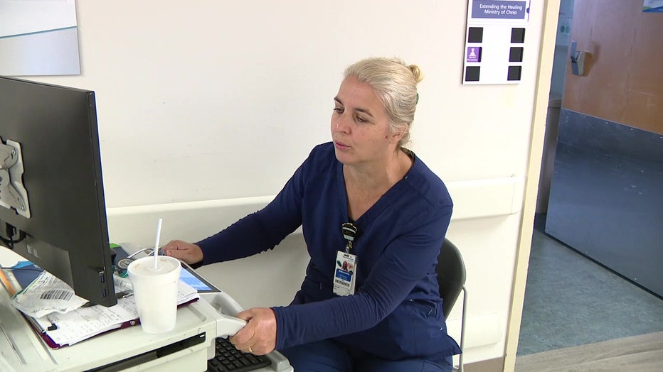 File: Nurse at a computer in hospital. 