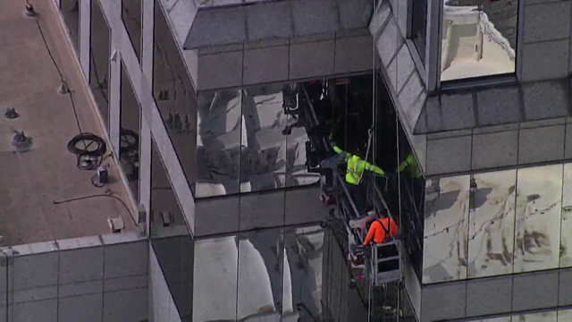 Glass falls from Regions Bank building, prompting downtown Tampa road closure: Police