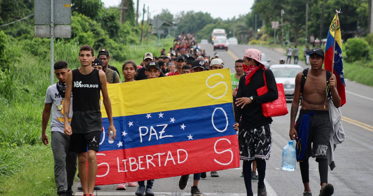 Caravan of nearly 1,000 migrants in Southern Mexico walk toward US ...