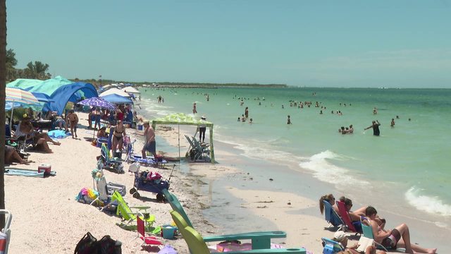 Visitors pack Tampa Bay area beaches, parking lots for Fourth of July