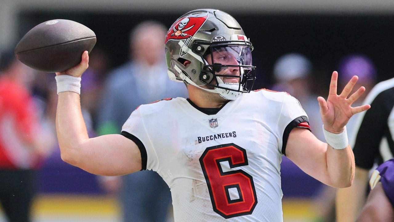 Starting Quarterback BAKER high quality MAYFIELD Action 8x10 Photo Signed !