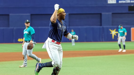 Díaz hits a 2-run homer in the 9th inning to give the Rays a win over the Mariners