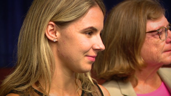 Ukrainian woman who helped mother escape country receives American Dream Award from Kathy Castor