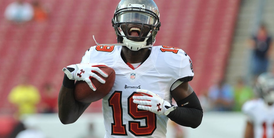 Photo: Tampa Bay Buccaneers Mike Williams catches a screen pass against the Dallas  Cowboys in Arlington, Texas. - ARL2012092315 