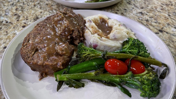 Dinner DeeAs recipe: Meatloaf, Mash & Broccolini