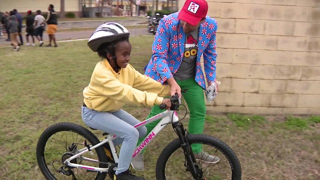 Brand-new bikes delivered to Tampa kids by Mayor Castor, OnBikes charity