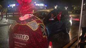 Buccaneers fans raise the flags at drive-thru pep rally ahead of playoff game