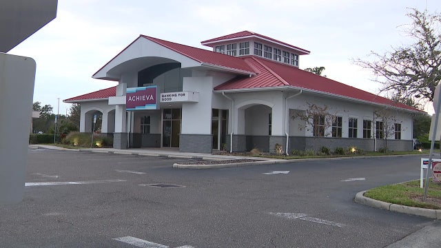 Police: 2 victims robbed at gunpoint at Pinellas Park ATM, suspect on the run