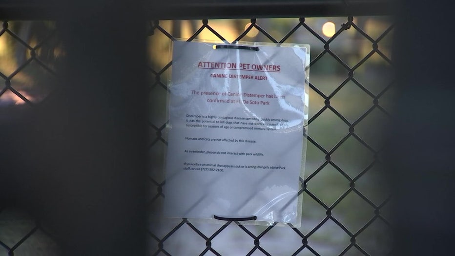 Ein Schild weist darauf hin, dass der Hundepark geschlossen ist. 