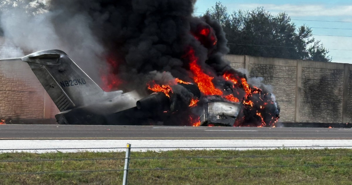 出航 Naples plane crash: Two killed after crash landing on I-75, three