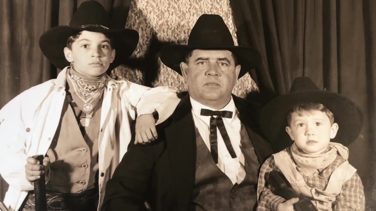 Tampa family continues 30-year 'old-timey' photo tradition at