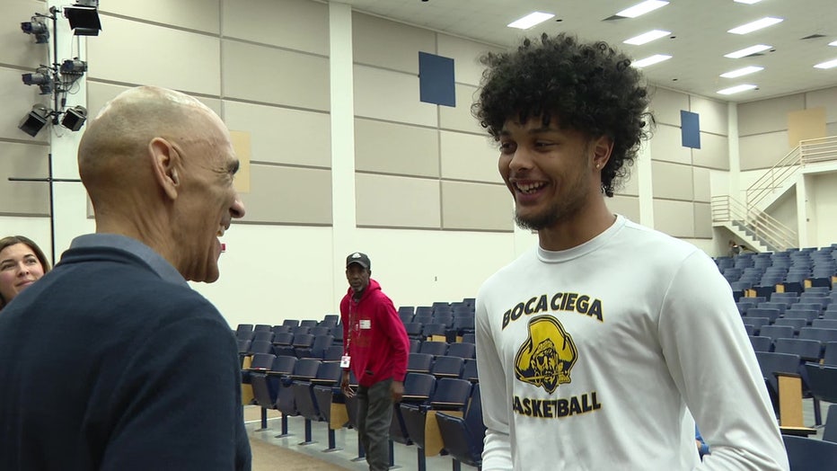 Student Jordan Nailor talks with Dungy during the program. 