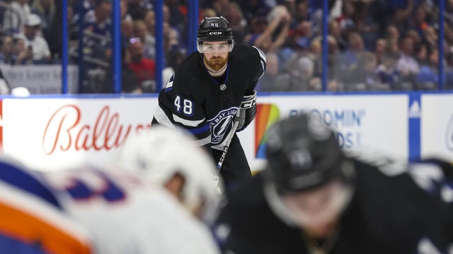 Stamkos reaches 30-goal mark again as Lightning beat Islanders 4-1 to improve to 8-0-1 in last nine