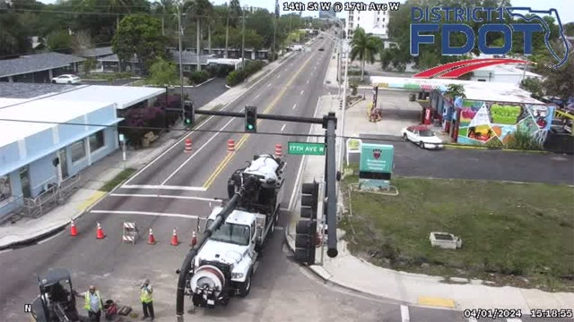 Reported sinkhole closes portion of Bradenton road