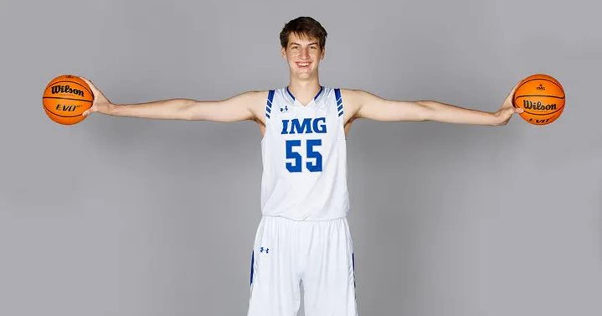 Florida recruit, who stands at nearly 8 feet tall, set to become