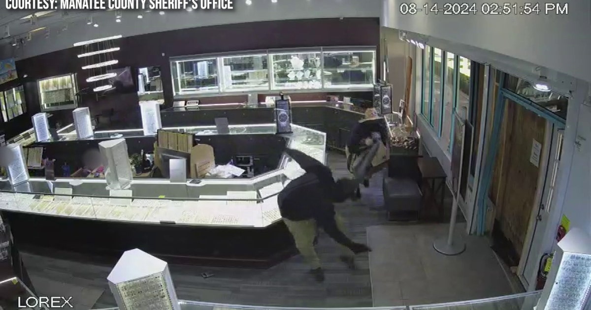 2 suspects on the run after shooting during attempted robbery at ...