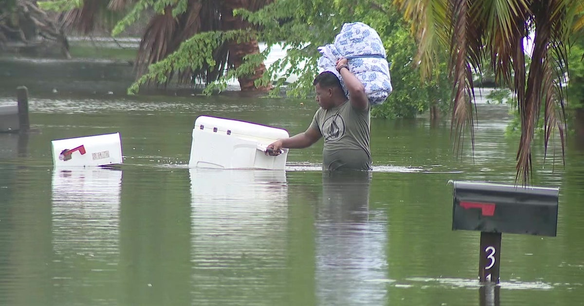 Neighbors band together to help others during Sarasota flood | FOX 13 ...