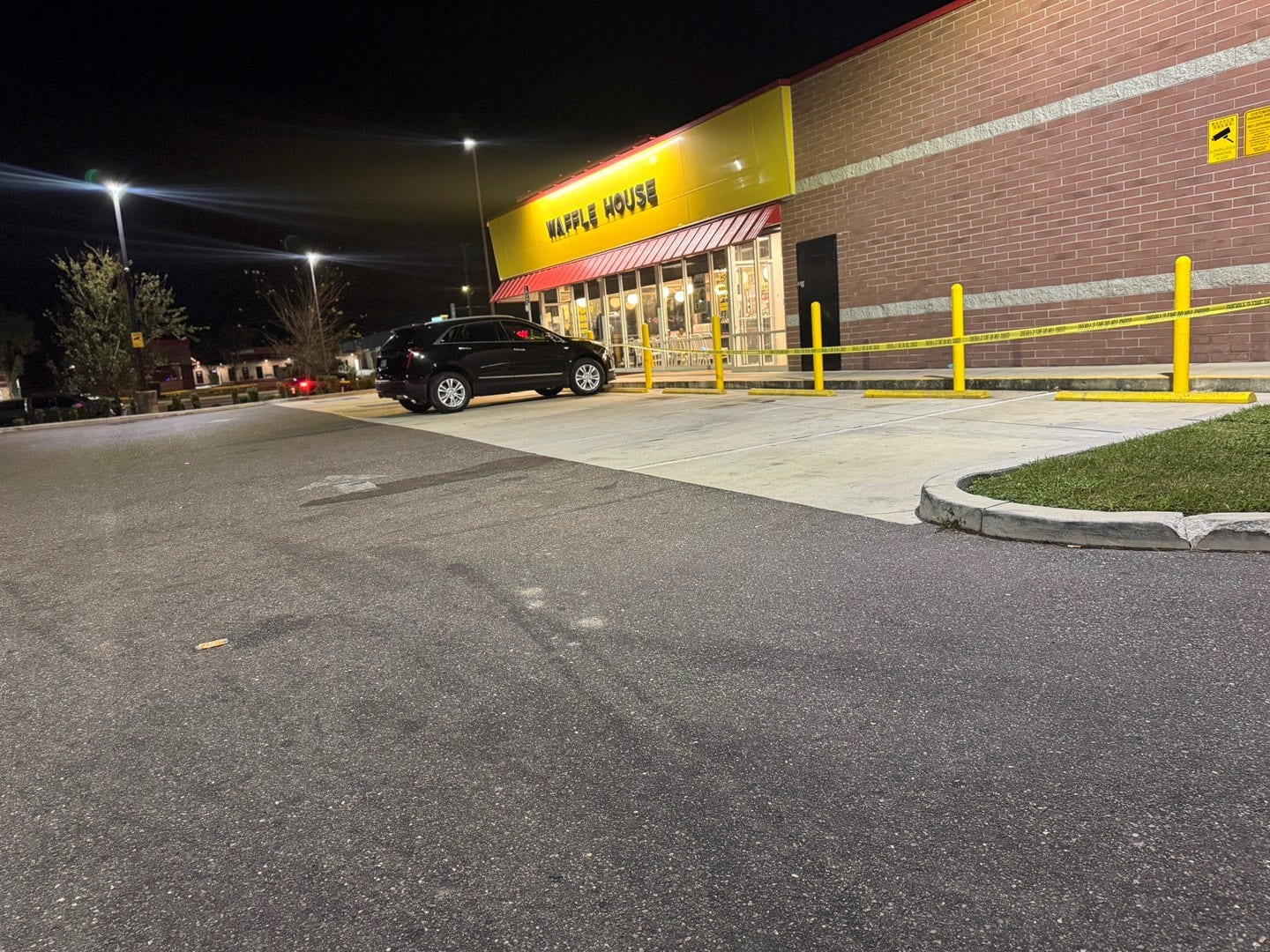 Deadly shooting at Waffle House in Riverview, deputies searching for suspect