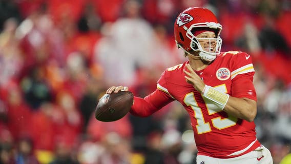 Mahomes throws 3 TD passes, Hunt scores TD in overtime as Chiefs beat Tampa Bay Buccaneers 30-24