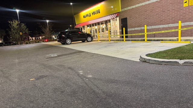 Deadly shooting at Waffle House in Riverview, deputies searching for suspect