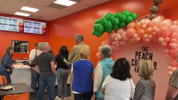 Former NFL player opens Peach Cobbler Factory in Bradenton