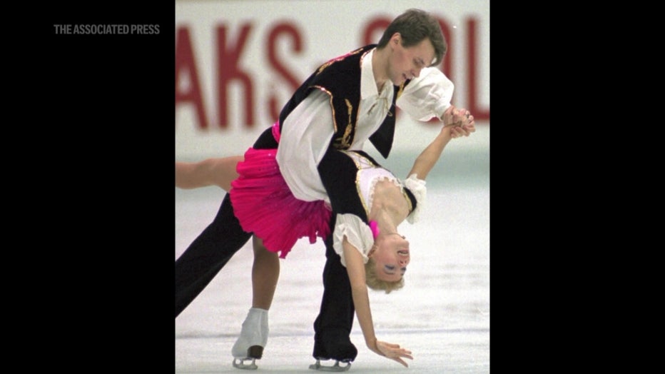 Evgenia Shishkova and Vadim Naumov skating.