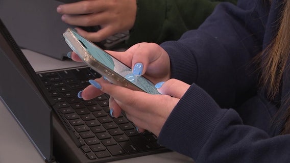 Florida bill aims to test-run phone ban in schools