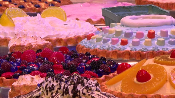 Prop master helps bring custom-made pie props to life for ‘The Waitress’ in Winter Haven