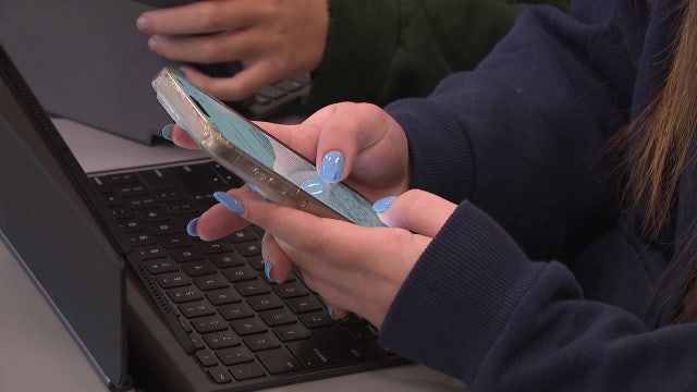 Florida bill aims to test-run phone ban in schools